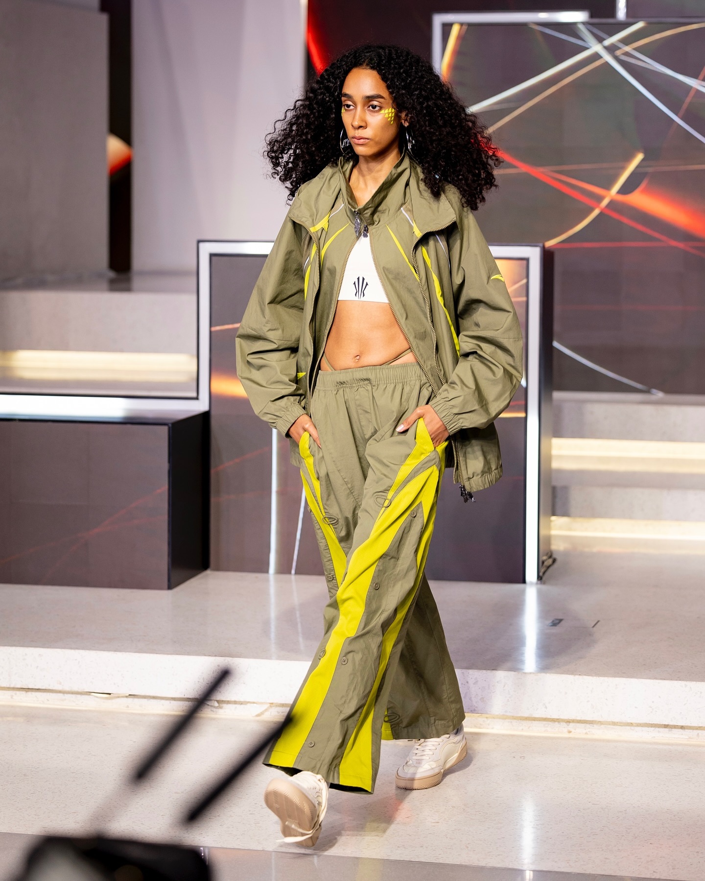 行业热点｜安踏儿童户外新品发布会即将亮相2026柯桥时尚周(图1)